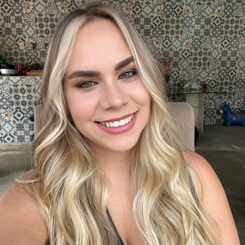 Cô vợ xinh đẹp dễ thuơng của anh